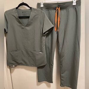 FIGS Technical Collection Scrub Set Green Women’s Small Top & Pants